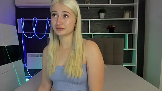 Snapshot of HollyTailors chatting on November 17, 1:28 pm HollyTailors online show from November 17, 1:28 pm