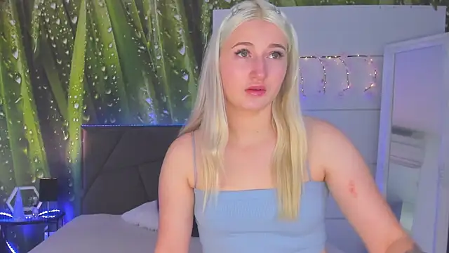 Snapshot of HollyTailors chatting on November 18, 6:29 am HollyTailors online show from November 18, 6:29 am