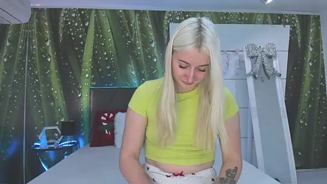 Snapshot of HollyTailors chatting on December 14, 6:30 am HollyTailors online show from December 14, 6:30 am