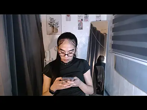 Snapshot of LauraSoHot chatting on September 27, 7:57 am LauraSoHot online show from September 27, 7:57 am