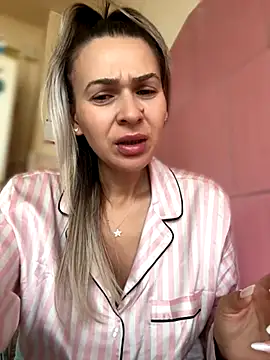 iSelena online show from October 10, 5:50 am