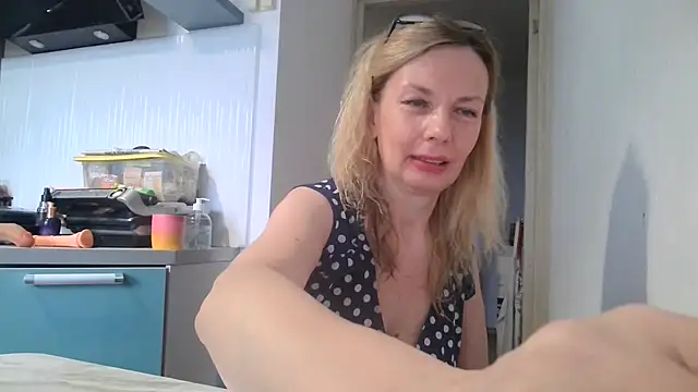 Snapshot of Sweetmurrr chatting on June 14, 2:35 am Sweetmurrr online show from June 14, 2:35 am