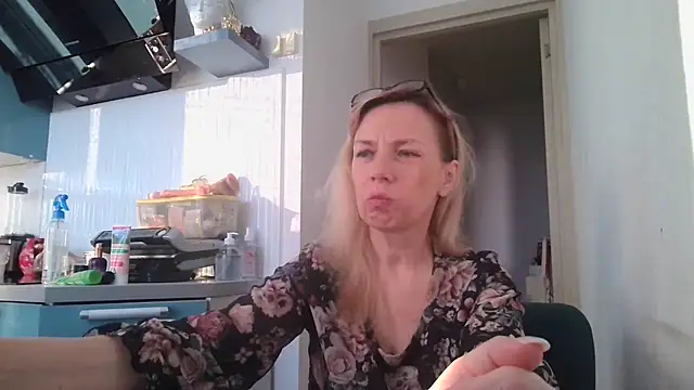 Snapshot of Sweetmurrr chatting on June 20, 2:14 am Sweetmurrr online show from June 20, 2:14 am