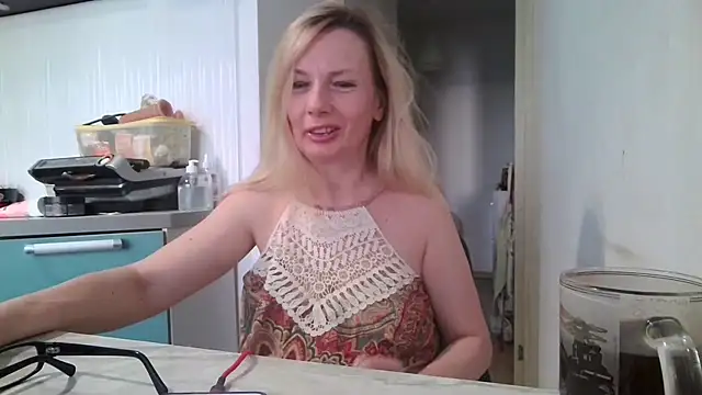 Snapshot of Sweetmurrr chatting on June 26, 2:05 am Sweetmurrr online show from June 26, 2:05 am