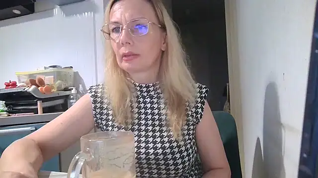 Snapshot of Sweetmurrr chatting on July 14, 12:35 am Sweetmurrr online show from July 14, 12:35 am