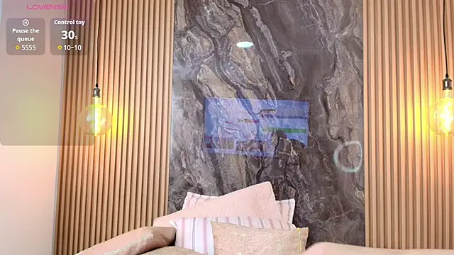 Snapshot of Alana-Jones chatting on October 31, 1:45 pm Alana-Jones online show from October 31, 1:45 pm