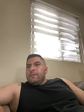 raulgzz4 online show from May 26, 4:14 pm