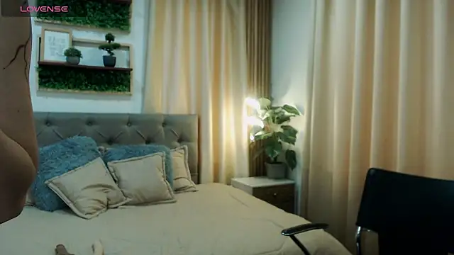 Snapshot of zohet_kriss chatting on October 21, 2:40 pm zohet kriss online show from October 21, 2:40 pm