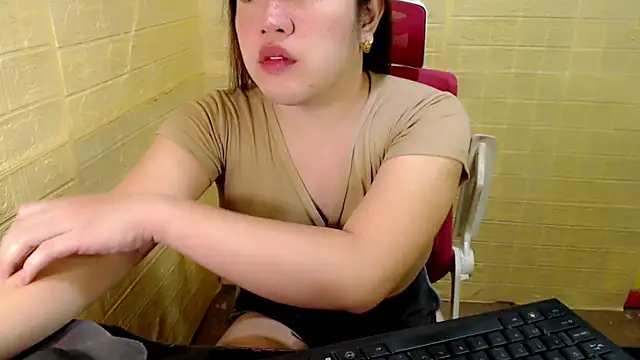 Snapshot of xUrDreamSlutWhore chatting on October 21, 3:02 pm xUrDreamSlutWhore online show from October 21, 3:02 pm