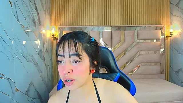 Snapshot of zoe_r_ chatting on November 19, 3:17 am zoe r online show from November 19, 3:17 am