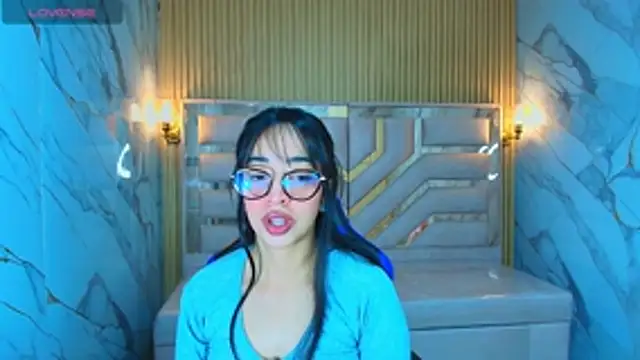 Snapshot of zoe_r_ chatting on December 14, 3:23 am zoe r online show from December 14, 3:23 am