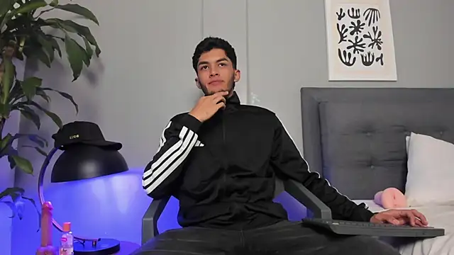 Snapshot of Tylerffoxx chatting on June 19, 9:51 pm Tylerffoxx online show from June 19, 9:51 pm