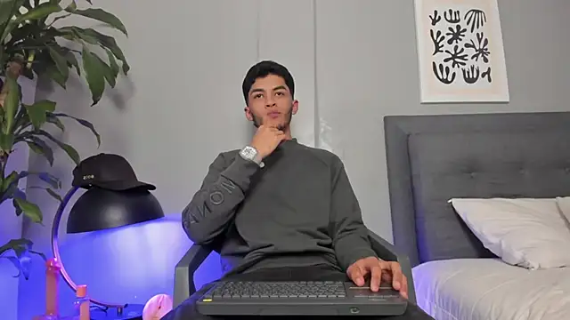 Snapshot of Tylerffoxx chatting on June 21, 6:16 am Tylerffoxx online show from June 21, 6:16 am