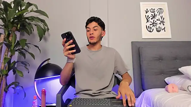 Snapshot of Tylerffoxx chatting on June 25, 8:35 pm Tylerffoxx online show from June 25, 8:35 pm