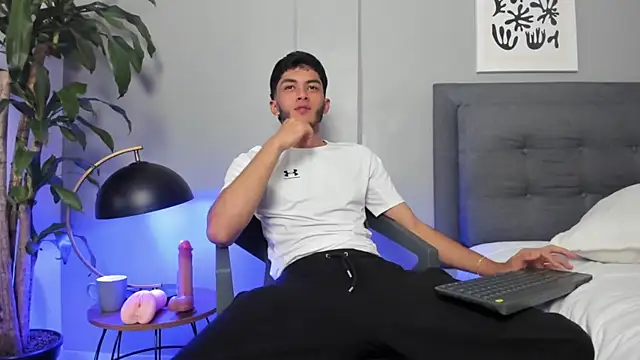 Snapshot of Tylerffoxx chatting on July 7, 6:47 am Tylerffoxx online show from July 7, 6:47 am