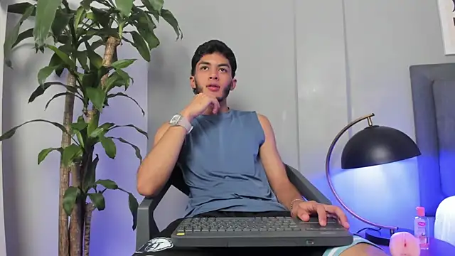Snapshot of Tylerffoxx chatting on July 14, 10:26 pm Tylerffoxx online show from July 14, 10:26 pm
