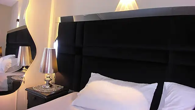 CarolineLee  online show from June 30, 10:44 pm