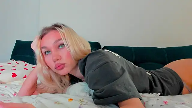 cuteleraay online show from November 26, 8:21 pm