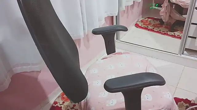 Snapshot of _SexyPetite_ chatting on July 16, 9:15 am SexyPetite online show from July 16, 9:15 am