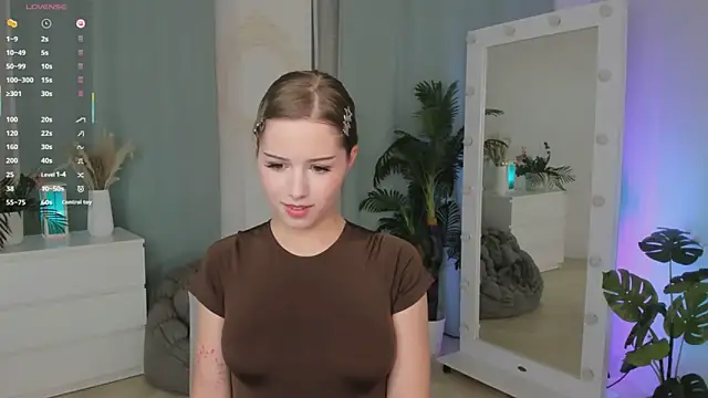 Snapshot of JanetMoor chatting on December 5, 9:00 pm JanetMoor online show from December 5, 9:00 pm