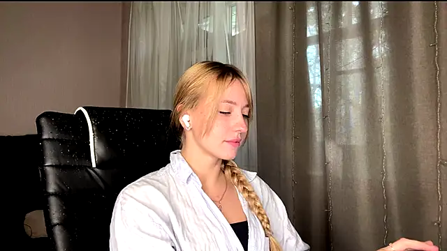 Snapshot of Jetta_Corsacami chatting on September 18, 7:43 am Jetta Corsacami online show from September 18, 7:43 am