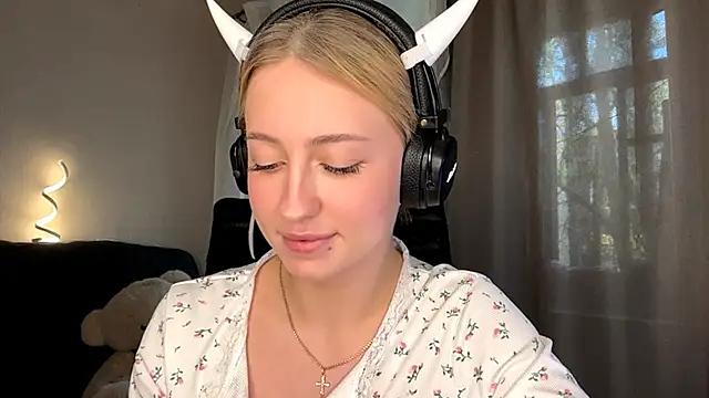 Snapshot of Jetta_Corsacami chatting on October 25, 12:13 pm Jetta Corsacami online show from October 25, 12:13 pm