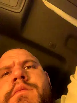 Snapshot of shakeweight chatting on October 25, 7:27 am shakeweight online show from October 25, 7:27 am