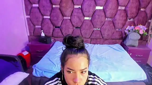 Nanis James online show from May 9, 3:01 am