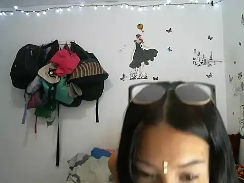 Snapshot of Thalia_220 chatting on November 22, 10:31 pm Thalia 220 online show from November 22, 10:31 pm