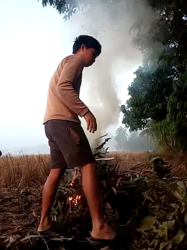 Snapshot of Johlrd chatting on December 4, 12:42 am Johlrd online show from December 4, 12:42 am