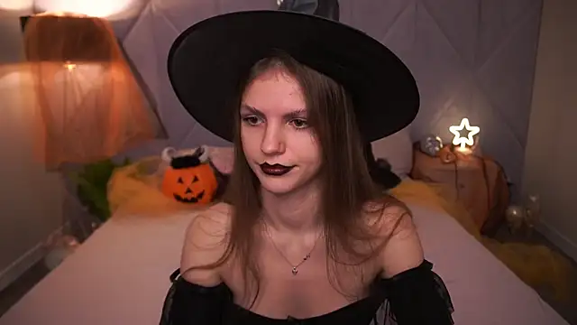 Snapshot of PussyOnLuck chatting on October 31, 7:09 am PussyOnLuck online show from October 31, 7:09 am