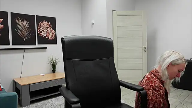 Snapshot of Laura_Chaplin chatting on November 6, 5:36 pm Laura Chaplin online show from November 6, 5:36 pm