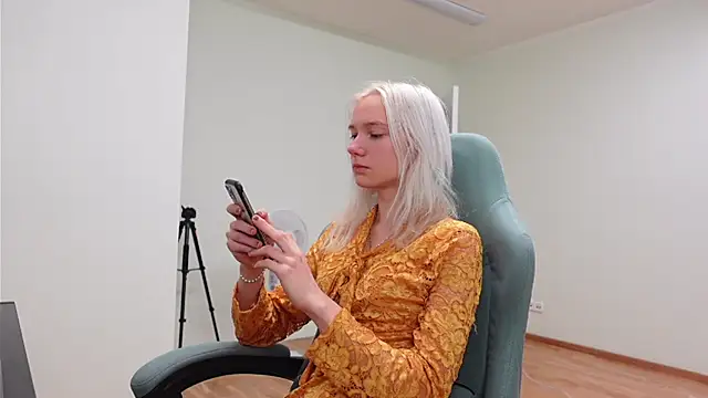 Snapshot of Laura_Chaplin chatting on November 23, 6:46 am Laura Chaplin online show from November 23, 6:46 am