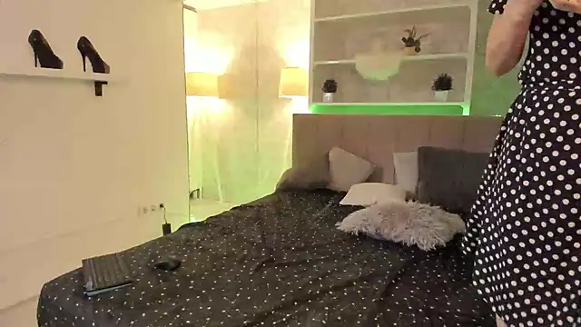 Snapshot of IsabelKiss chatting on September 20, 5:52 am IsabelKiss online show from September 20, 5:52 am