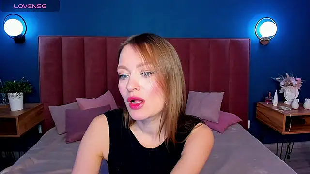 EvelynPoole online show from December 1, 1:32 am