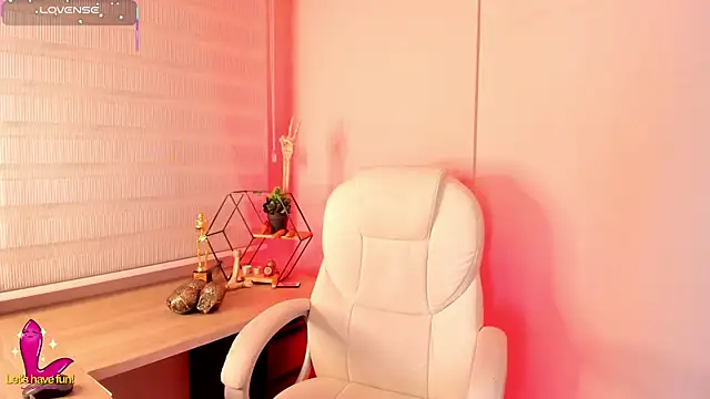 Emma  clark  online show from October 31, 11:44 am