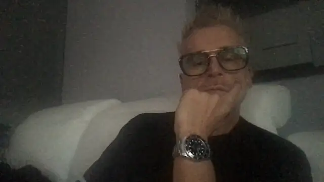 Axl hot online show from September 25, 4:43 pm