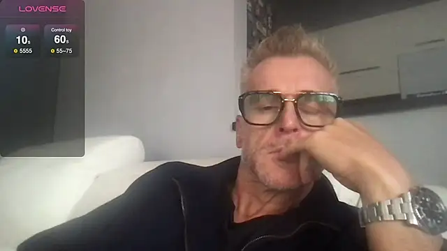 Axl hot online show from September 27, 12:32 pm