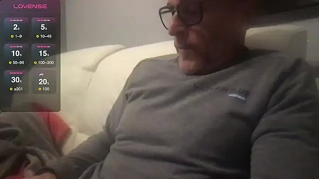 Axl hot online show from October 10, 7:57 pm