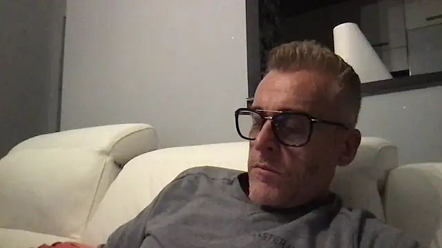 Axl hot online show from November 8, 8:29 pm