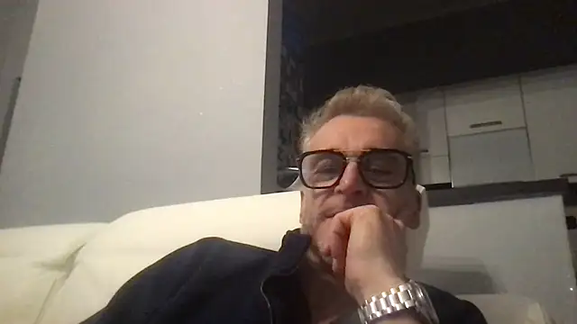 Axl hot online show from December 4, 8:17 pm