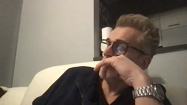 Axl hot online show from February 5, 12:26 am