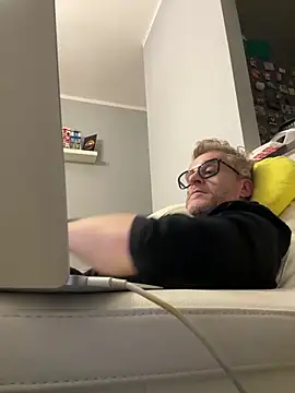 Axl hot online show from February 20, 9:26 pm