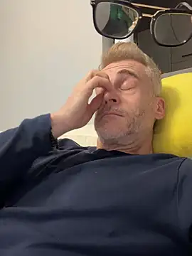 Axl hot online show from March 13, 10:38 pm