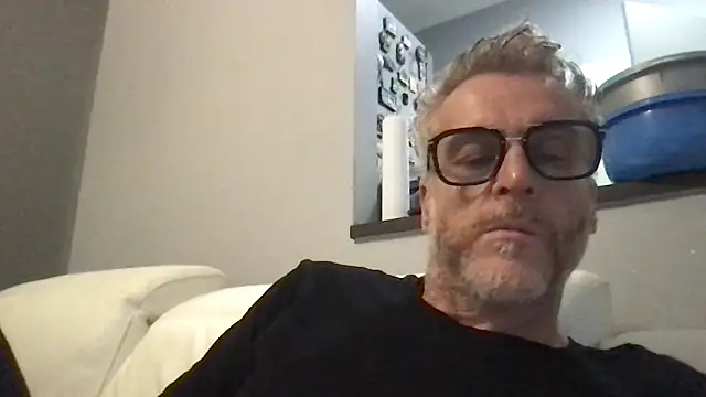 Axl hot online show from April 21, 5:50 pm