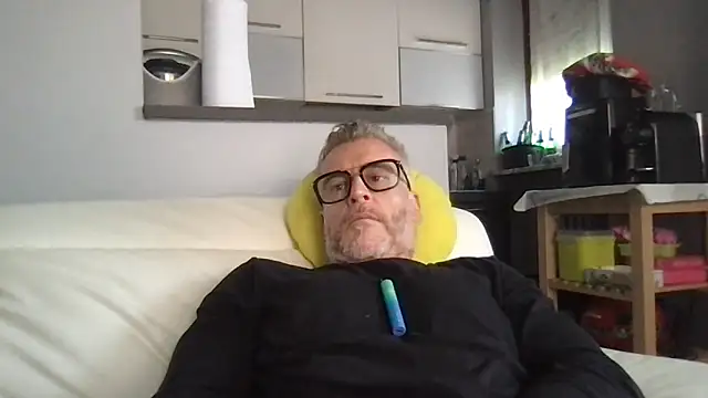 Axl hot online show from May 2, 1:05 pm