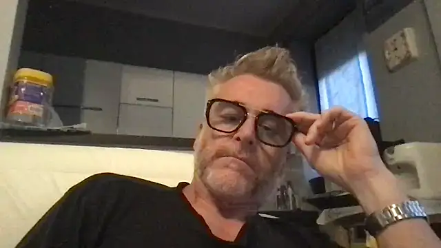 Axl hot online show from June 5, 7:08 pm