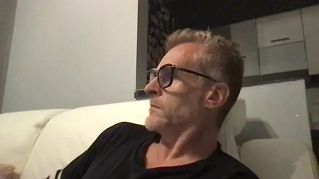 Axl hot online show from June 8, 7:47 pm