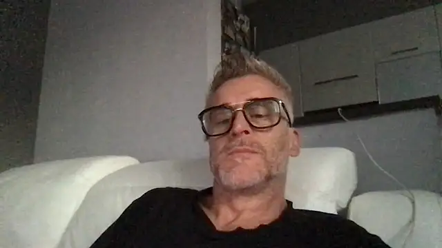 Axl hot online show from June 12, 7:02 pm