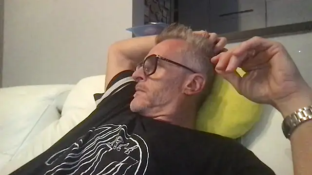 Axl hot online show from June 23, 6:50 pm